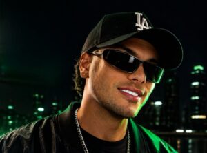 Dnvy Steps Into the Future With “Hoy No Contesto”