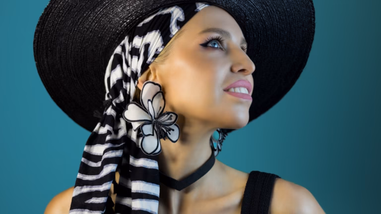 Amonita Shines with ‘Neon Light’ EP on Enormous Tunes